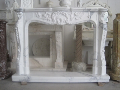 Caminetto classico in marmo bianco